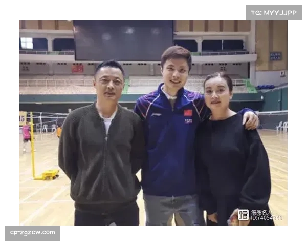 石宇奇与教练团队拥抱庆祝 圆梦时刻激动难抑